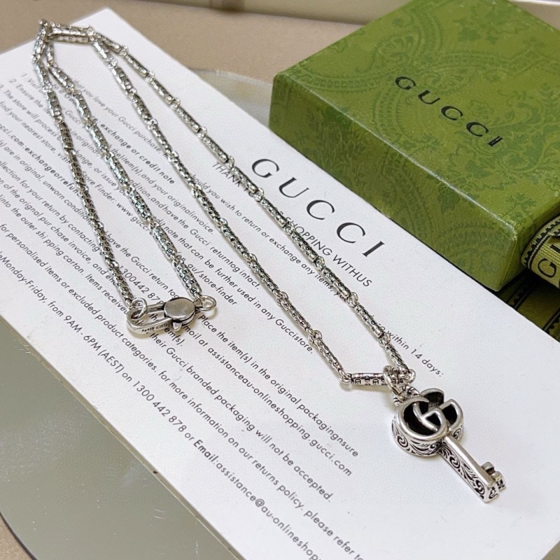 G*u*i necklaces